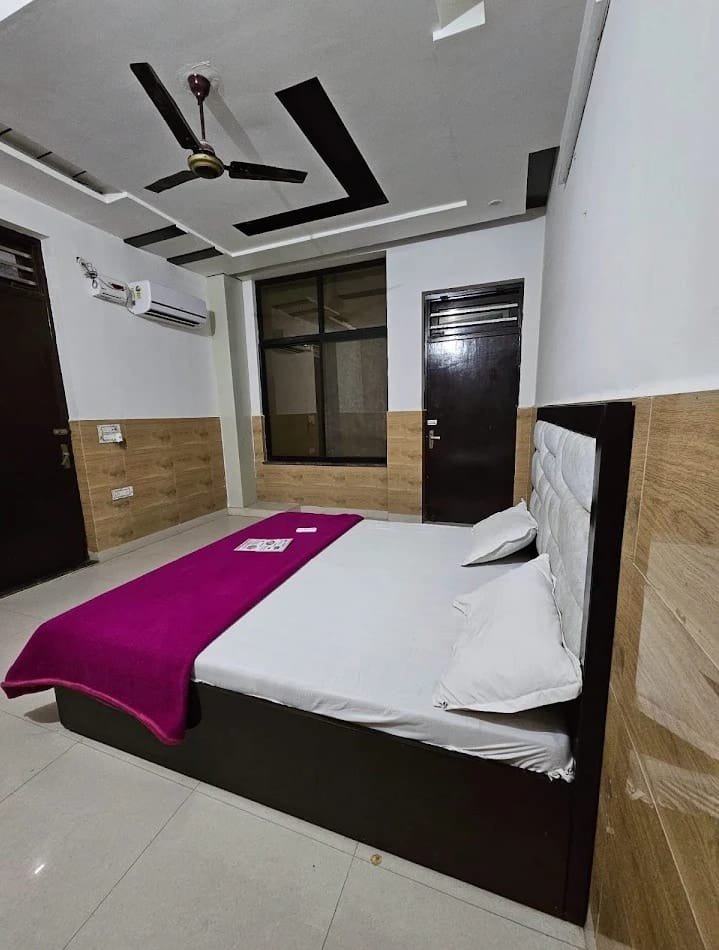 2 bed Non-AC room with two clean beds at Sawaria Bhawan Khatoo
