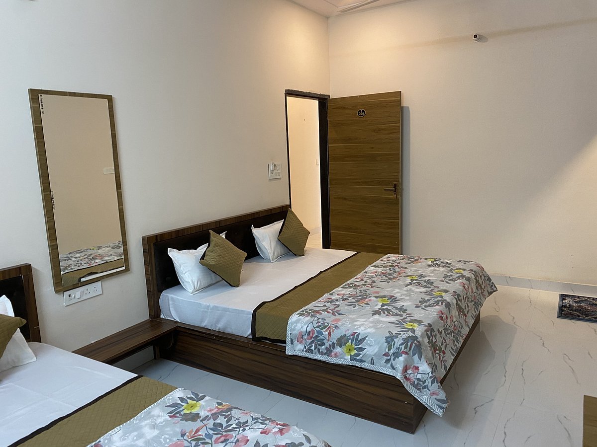 3 bed family room at Sawaria Bhawan Khatoo dharamshala near Khatu Shyam temple