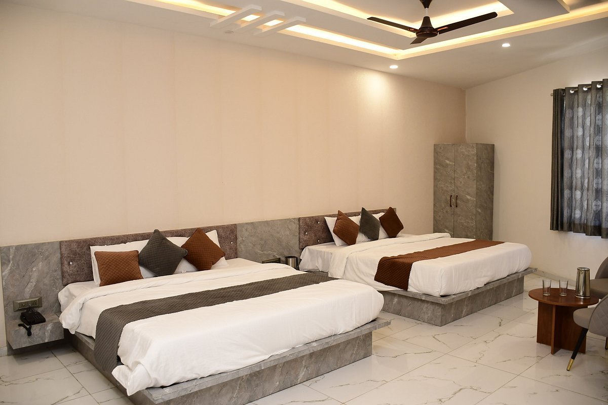 4 bed AC room with air conditioning at Sawaria Bhawan Khatoo, ideal for group pilgrims